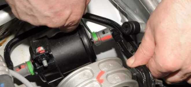 Как поменять топливный фильтр на Рено Дастер