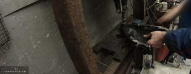 Выпресовка шаровой с рычага Лада Ларгус