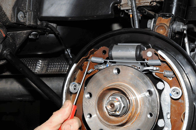 Замена задних колодок