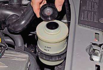 Проверка уровня жидкости в бачке гидроусилителя рулевого управления Рено Дастер