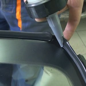 Нанесение клея