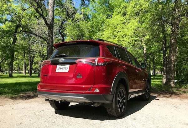 Вид сзади Toyota Rav4