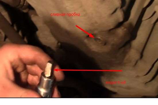 открученная сливная пробка поддона картера Рено Дастер