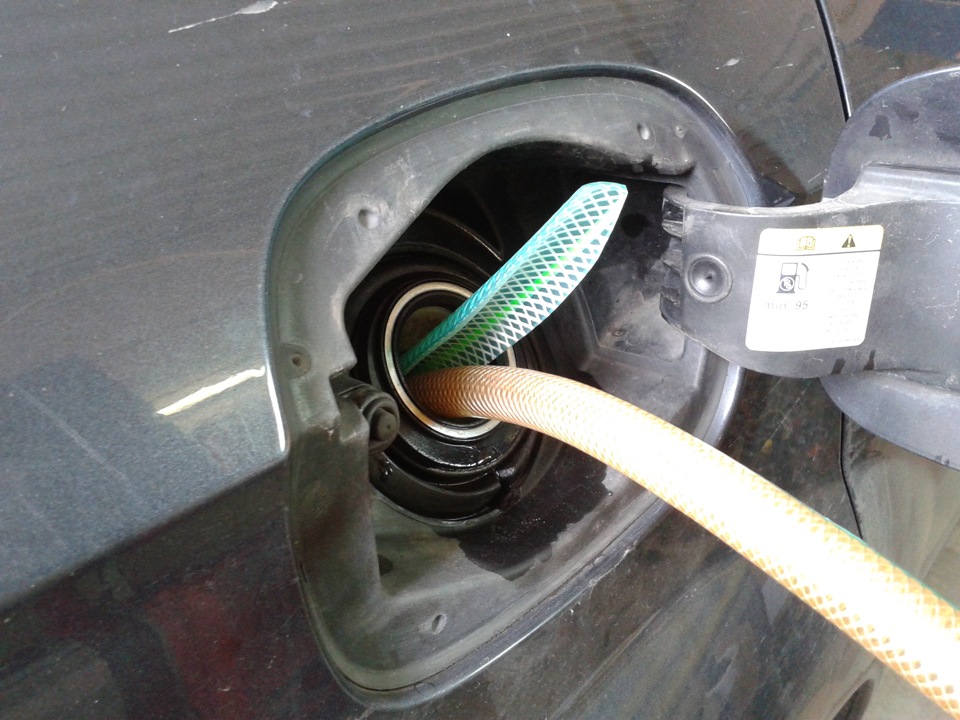 Как самостоятельно слить бензин из бака Рено Дастер