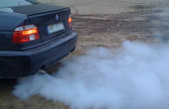 появился синий дым из трубы авто