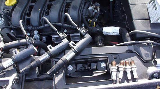 механик меняет свечи зажигания на Рено Дастер