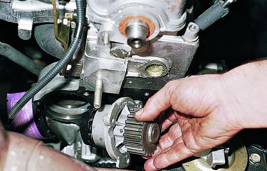 снятие водяной помпы на двигателе ВАЗ 1,6 16V