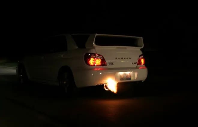 огонь из выхлопной трубы автомобиля