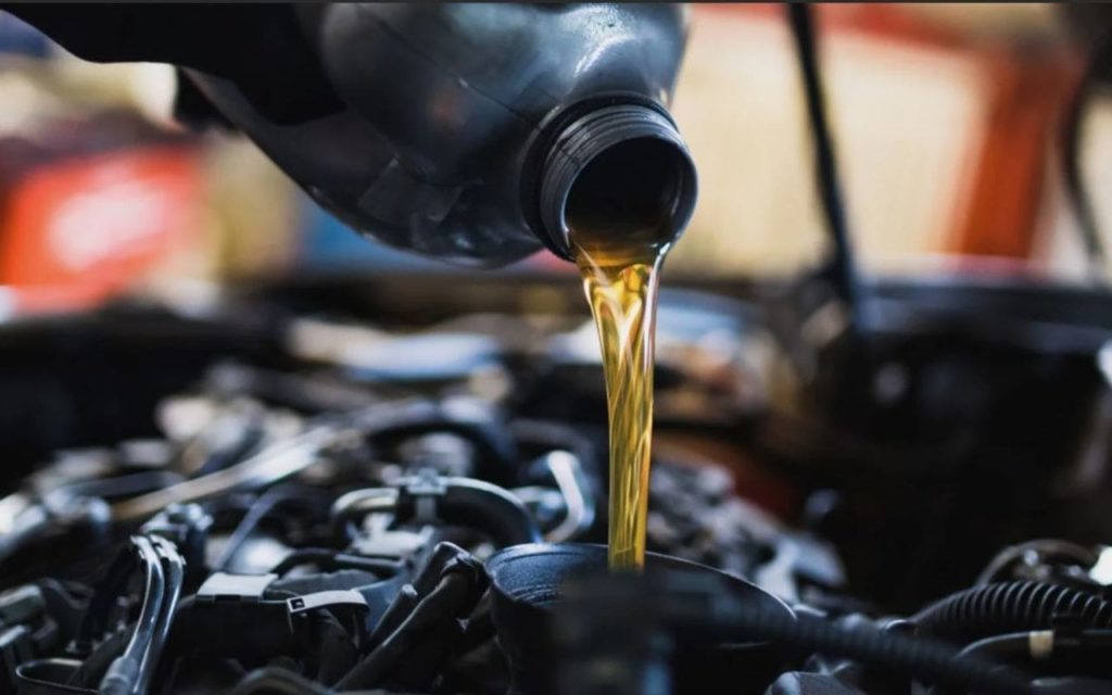 заливка масла в двигатель